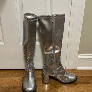 Ellie size 7 silver boots